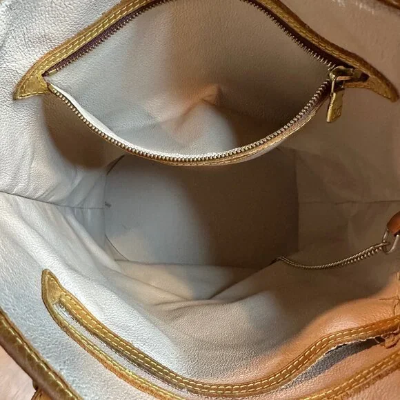 Authentic Louis Vuitton Monogram Marais GM Bucket Bag - Picture 14 of 16